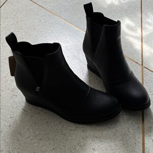 Vepose Black Wedge Booties (8) NWT